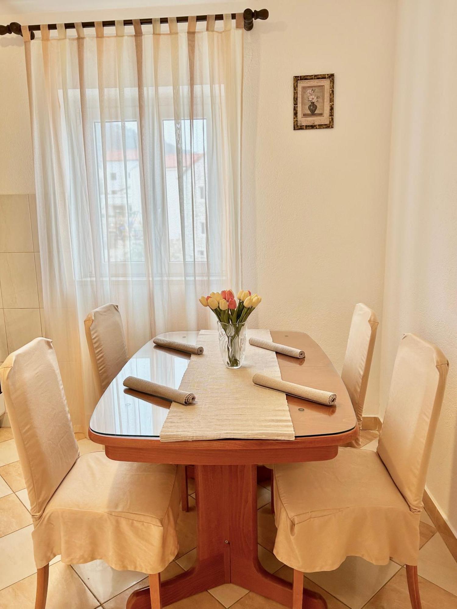 Apartmani Mara Bol Esterno foto